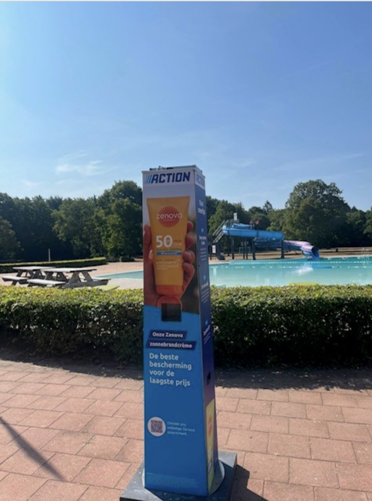 Sonnencreme-Station im Action-Design mit kostenloser Zenova-Sonnencreme (LSF 50) an einem Freibad